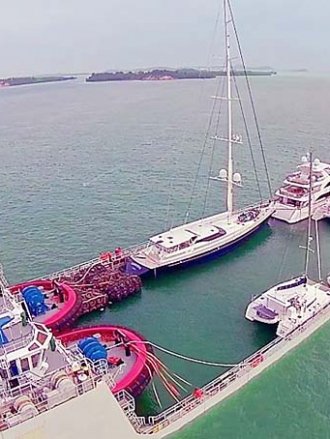 Loading-Unloading MV Yacht